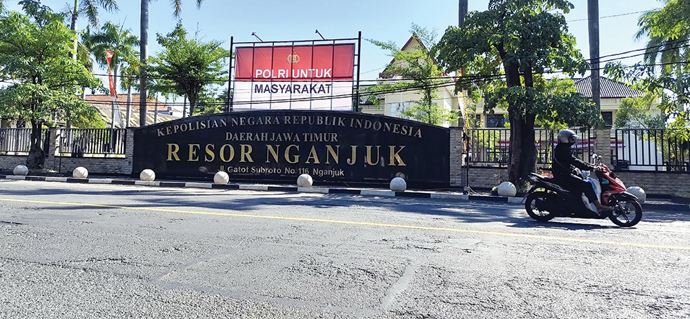 NGANJUK HARUS KONDUSIF: Pengendara motor melintas di depan mapolres. Polres Nganjuk siaga 24 jam.