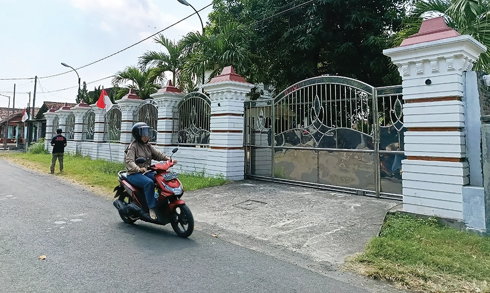 MEGAH: Rumah Eko Patrio di Desa Kampung Baru, Kecamatan Tanjunganom. Pagar rumah terkunci rapat dan lampu di teras masih menyala kemarin siang.