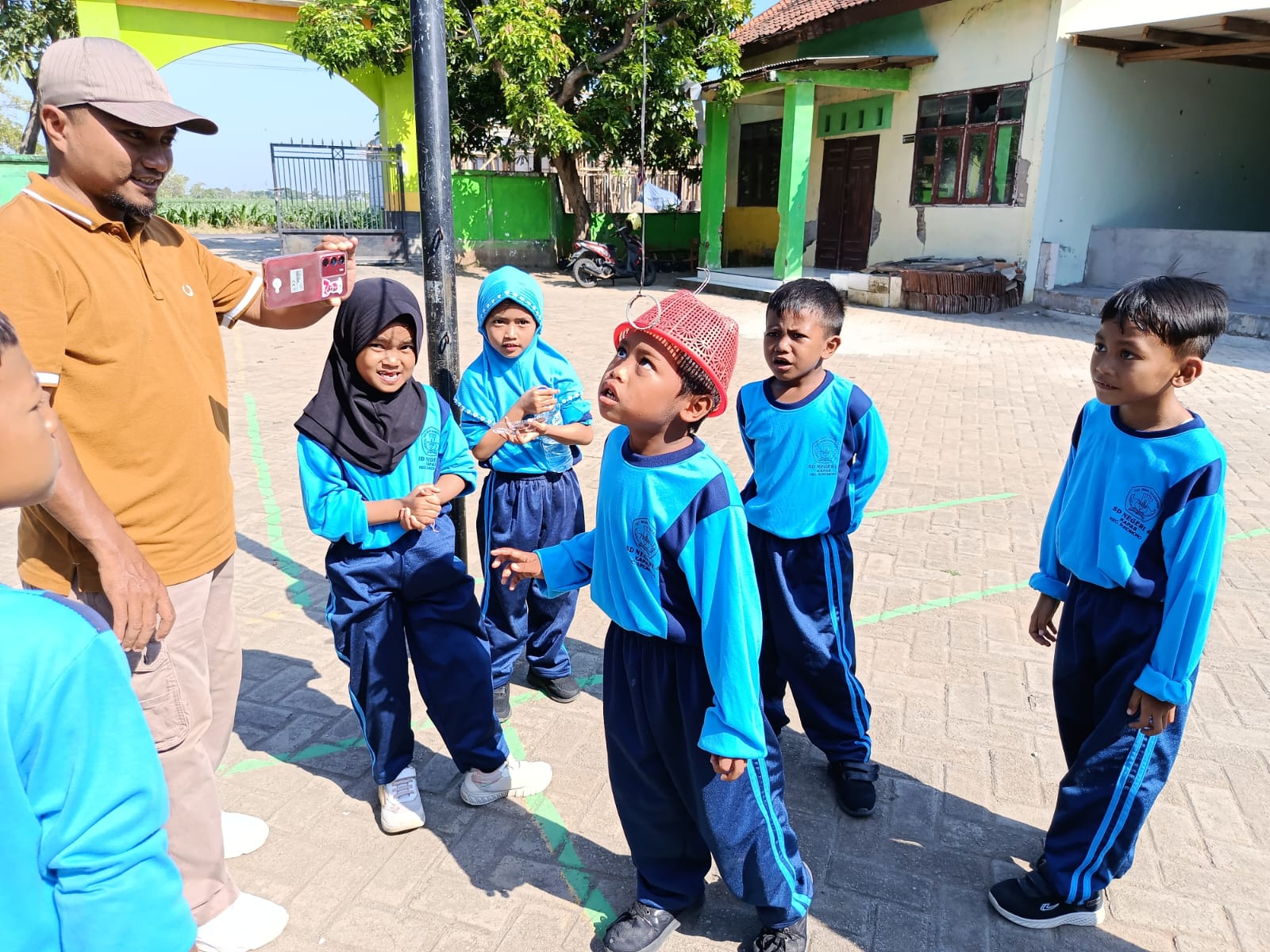 Siswa SD Kapas 4 sedang mengikuti perlombaan dalam rangka perayaan kemerdekaan