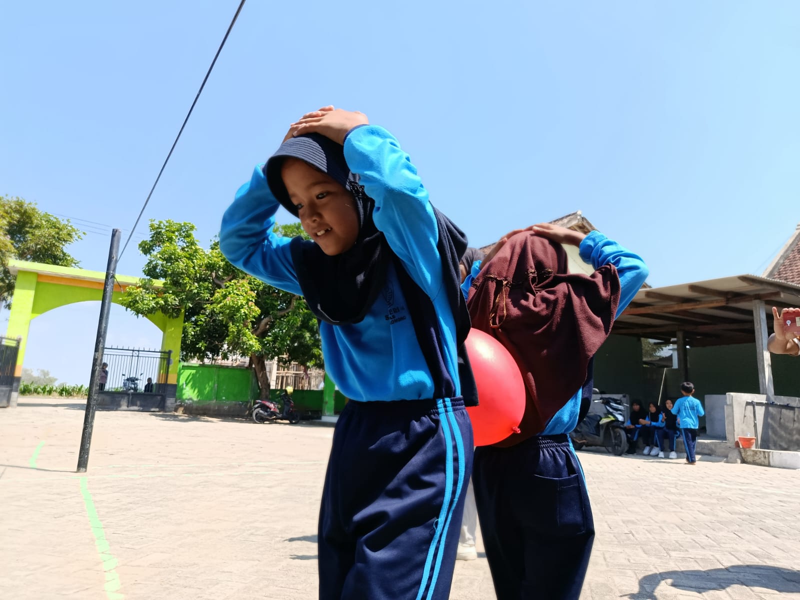 Dengan kompak dua siswa SD Kapas 4 mengikuti perlombaan gapit balon