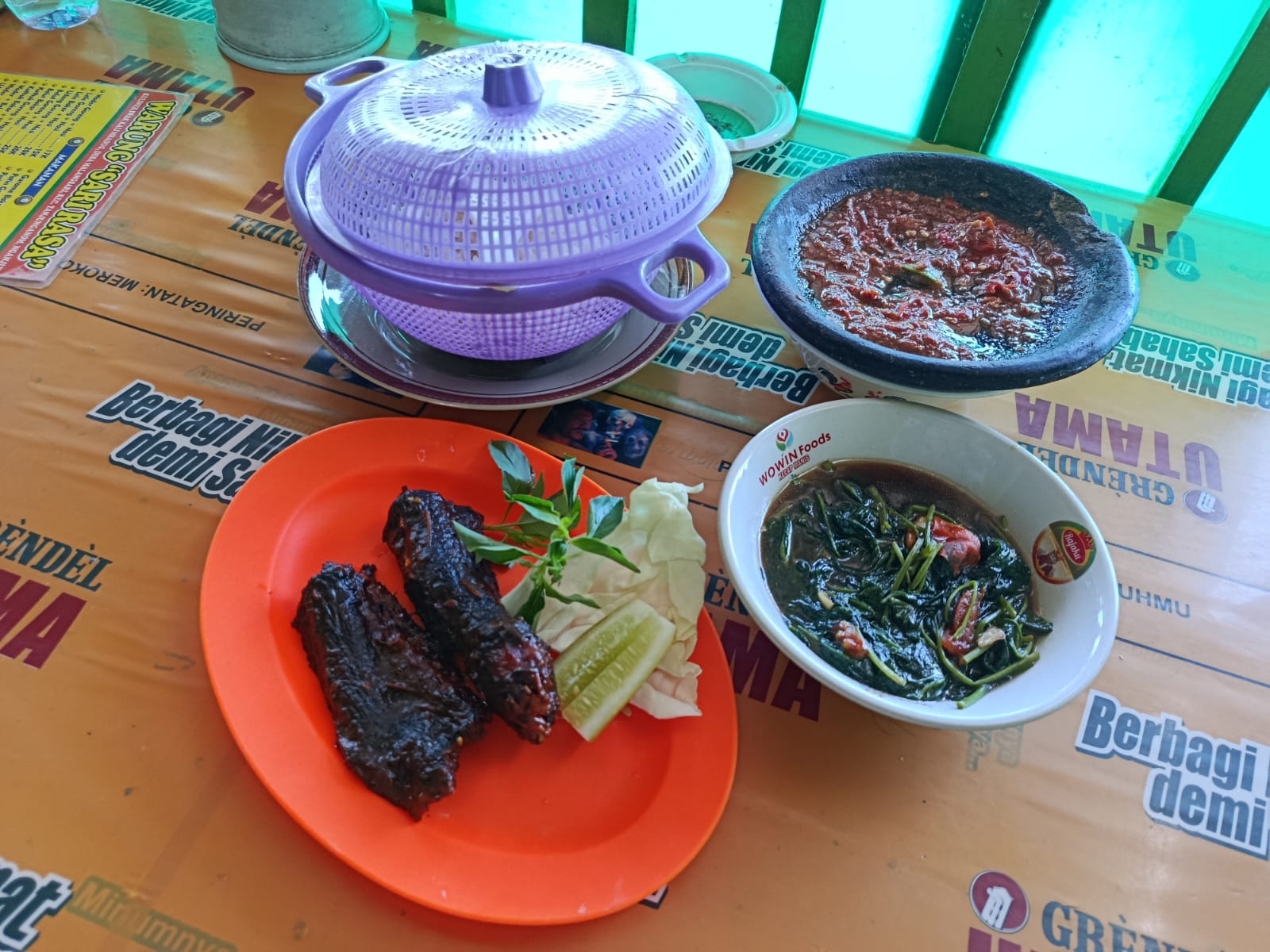 Olahan belut bakar lengkap dengan sambal trasi mentah dan cah kangkung