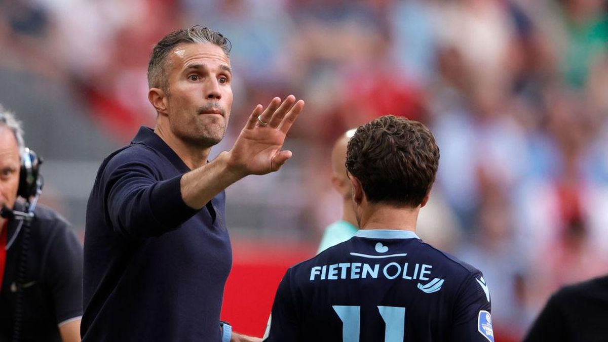 Van Persie Puji Arne Slot dan Liverpool