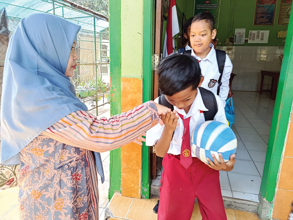 KBM NORMAL: Siswa SDN 1 Kauman di Kecamatan Nganjuk salim pada gurunya saat pulang sekolah kemarin. ASN Pemkab dilarang memakai seragam dan kendaraan dinas.