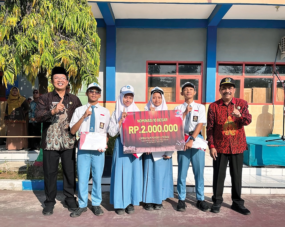 JANGAN ANARKIS: Ketua DPRD Tatit dan Kepala Smasa Sugiyono foto bersama siswa berprestasi.