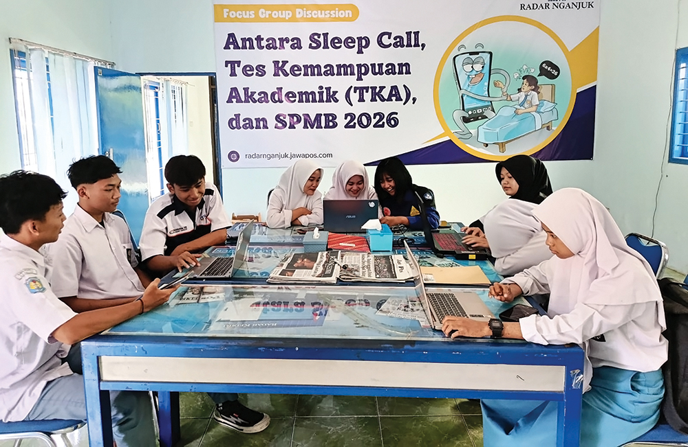 SERIUS: Siswa SMK yang PKL di Jawa Pos Radar Nganjuk. Cabdindik Jatim Wilayah Nganjuk berencana menarik siswa PKL di luar kota.