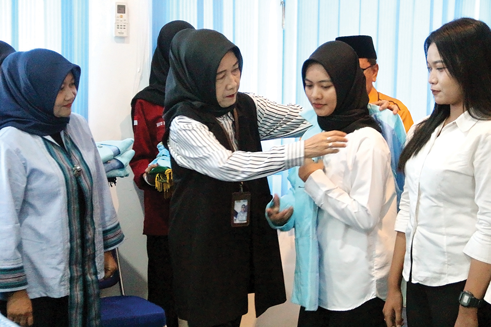 SEMANGAT: Rektor UPMS Dr Vera Septi Andrini foto bersama mahasiswa baru.