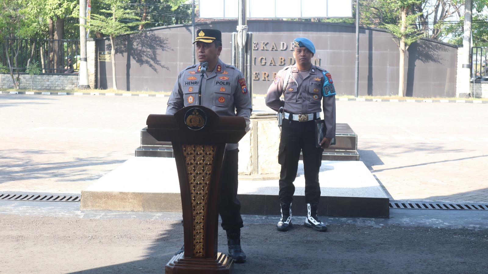 AKBP Henri Noveri Santoso sedang memberikan pengarahan di Makopolres Nganjuk