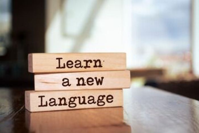 Belajar bahasa asing dapat dilakukan dengan menggabungkan seluruh aspek bahasa.