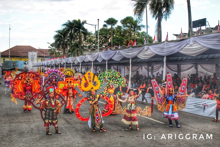 Parade Jember Fashion Carnaval (JFC) dengan kostum megah penuh warna di Jember,&nbsp;Jawa&nbsp;Timur. (Sumber: Instagram ARIGGRAM)