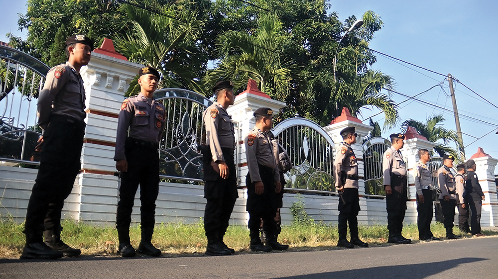 PERKETAT PENGAMANAN: Puluhan polisi berjaga di depan rumah Eko Patrio di Desa Kampung Baru, Kecamatan Tanjunganom (2/9). Polres Nganjuk dan warga Desa Kampung Baru antisipasi penjarahan