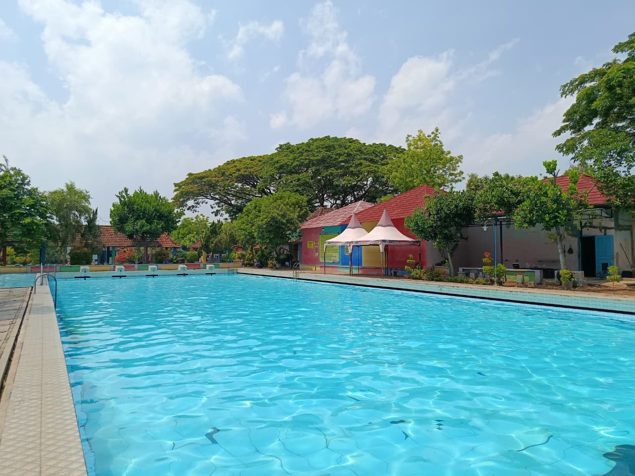 Kolam renang  besar di Sri Tanjung Wisata Tirta
