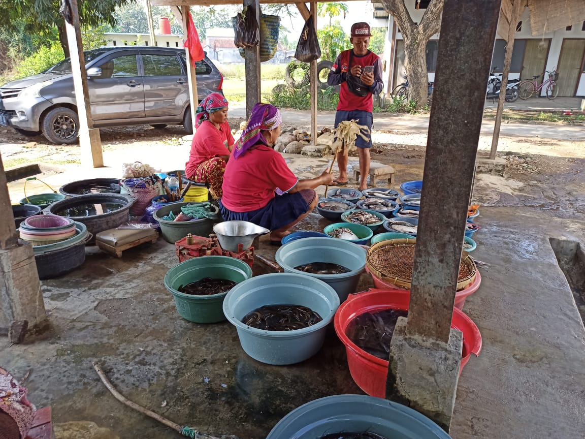 Penjual ikan di Pasar Ikan Baduk