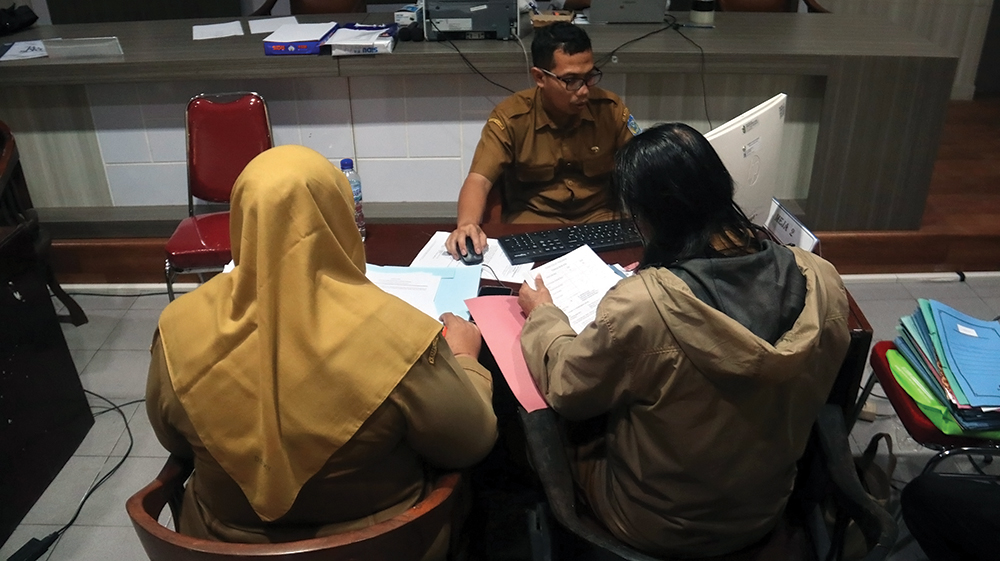 MENUNGGU: Petugas BKPSDM Nganjuk saat mengecek data honorer. Hari ini rencananya penetapan kuota PPPK paruh waktu.