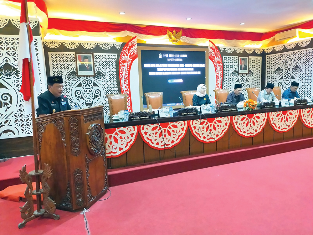 PEMAPARAN: Bupati Marhaen beri jawaban pandangan umum fraksi.