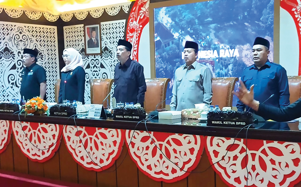 KHIDMAT: Pak Tatit dan pimpinan DPRD Kabupaten Nganjuk menyanyikan lagu Indonesia Raya.