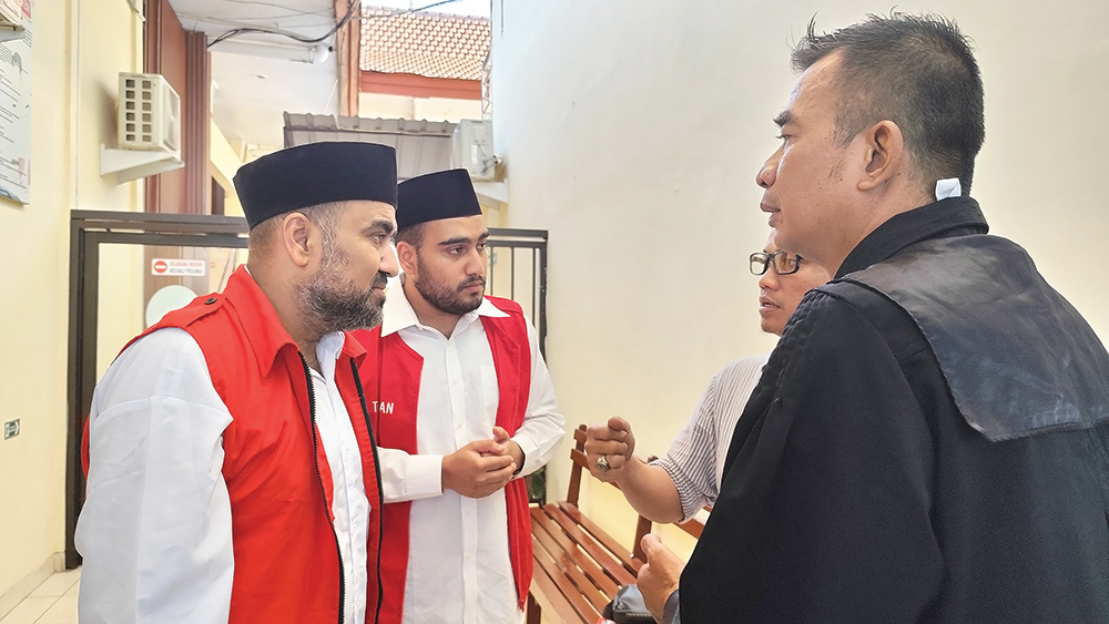 PENGHIPNOTIS: Rezaei Zaker Ali dan putranya Rezaei Erfan (ki-ka) mendengarkan penjelasan dari Ahmad Yani, penasihat hukum lewat penerjemah. Bapak dan anak asal Iran ini dituntut l