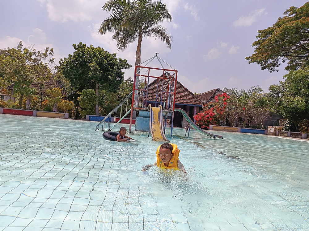 SEPI: Pengunjung Sri Tanjung Wisata Tirta sedang berenang. Kolam renang ini ramai saat Minggu.