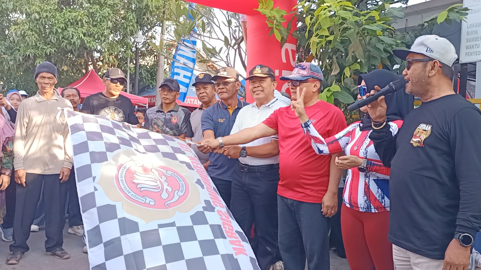 Anti Mainstream! Jalan Sehat Kelurahan Kedondong Wajibkan Beli Kupon dengan Botol Bekas