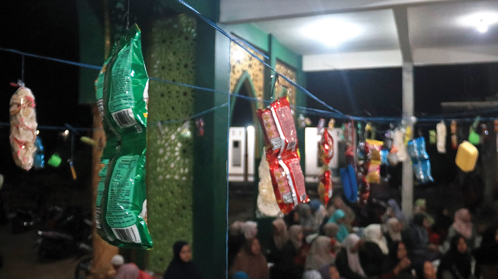 TRADISI UNIK: Ratusan makanan ringan hingga peralatan rumah tangga digantung di serambi Masjid Al-Muttaqin, Lingkungan Santren, Kapas saat peringatan Maulid Nabi Muhammad SAW