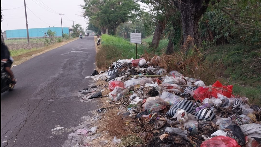 sampah menggunung di pinggir jalan raya Gondang