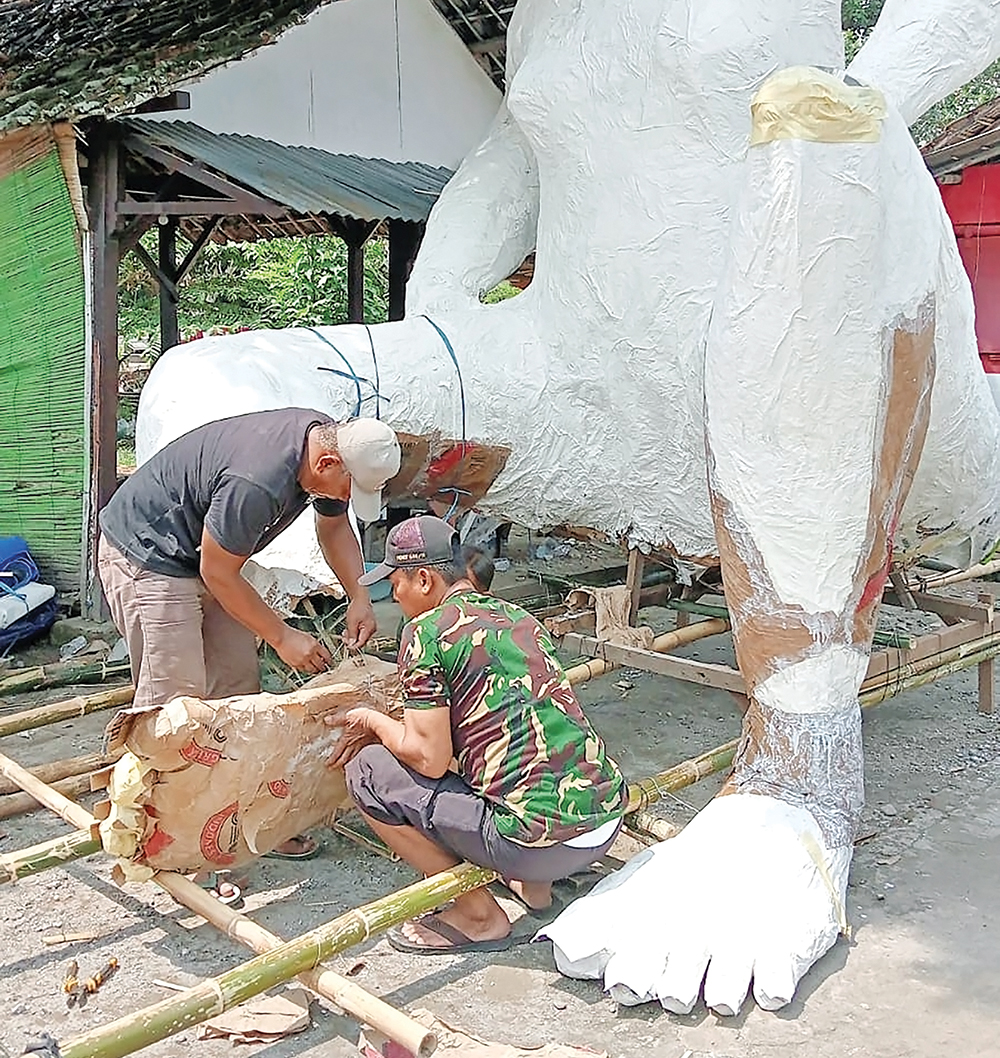 TELATEN: Warga Kelurahan Banaran membuat ogoh-ogoh sejak 2015.