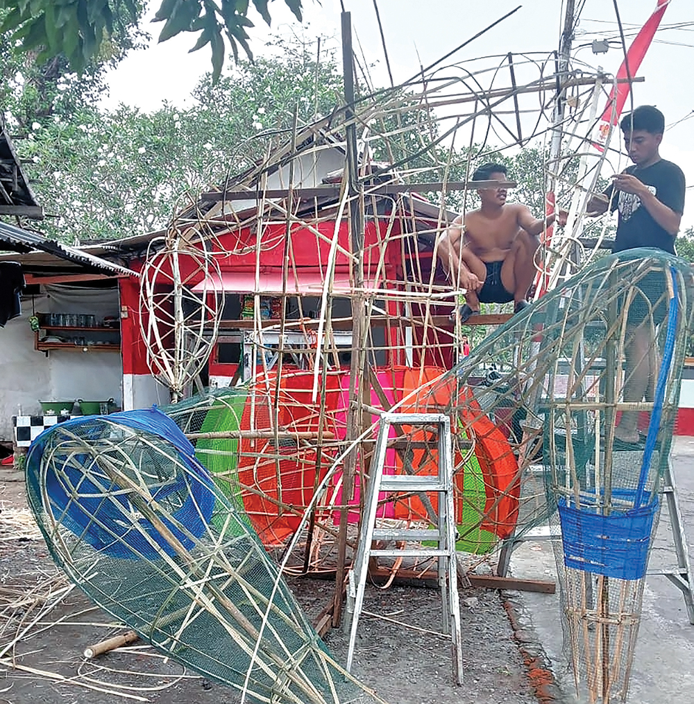 KREATIF: Warga Kelurahan Banaran membuat rangka ogoh-ogoh.