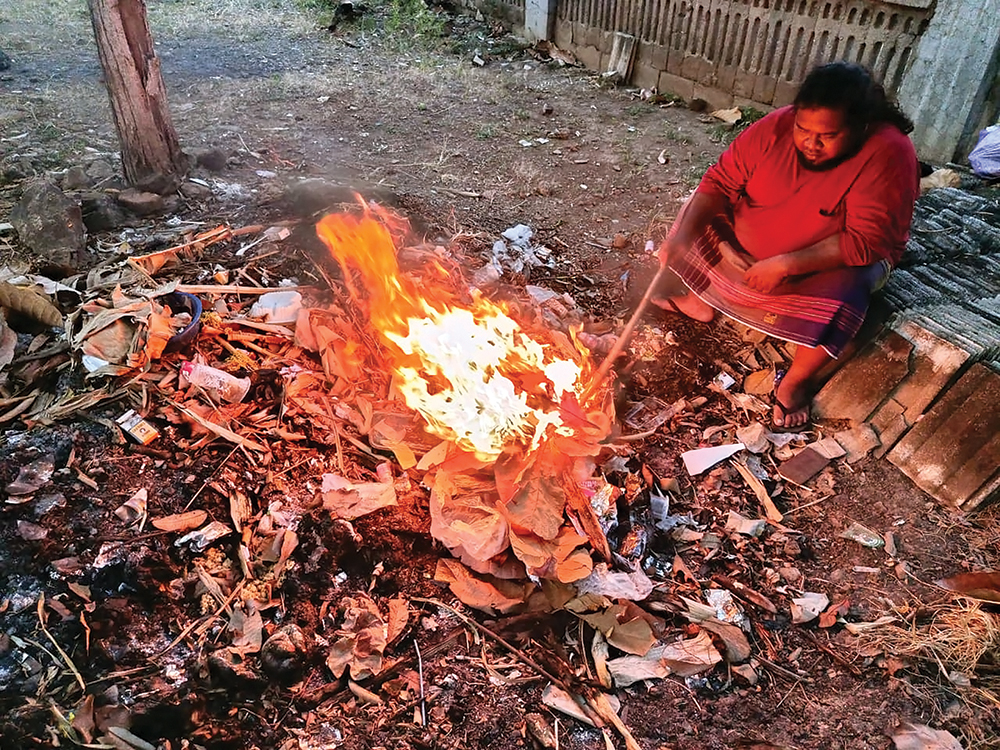 Mereka membakar sampah bikin polusi udara yang bisa mengganggu kesehatan masyarakat.