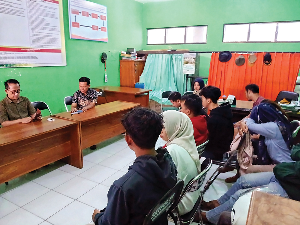 MEMALUKAN: Pasangan mesum yang terjaring razia di kos jam-jaman Nganjuk dan Kertosono dapat pembinaan.