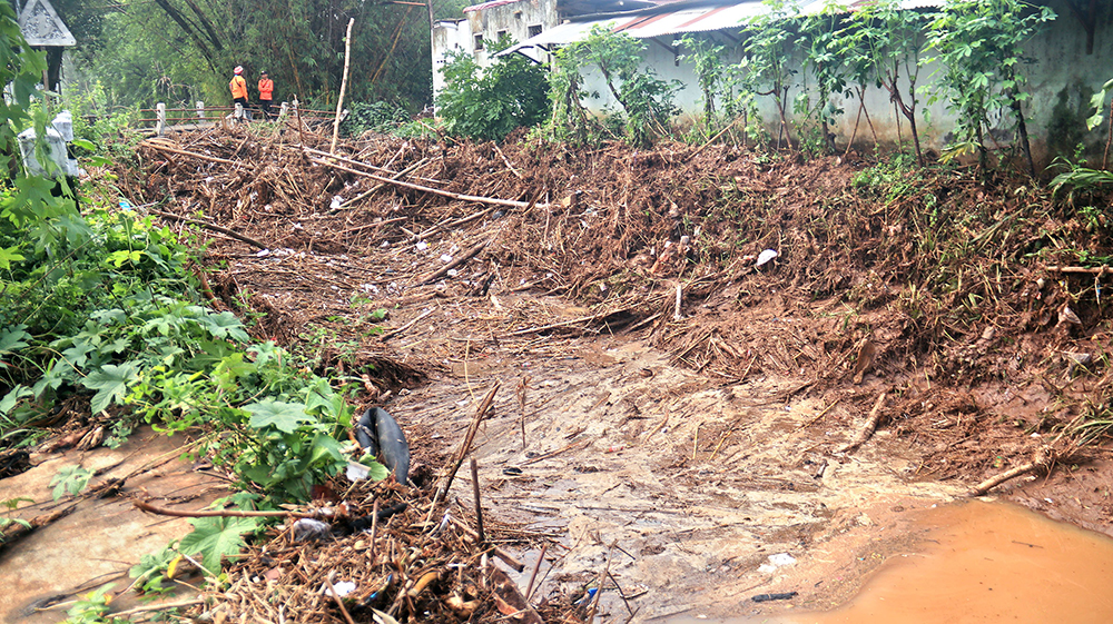 PENYEBAB UTAMA BANJIR: Sampah dan rumpun bambu yang dibuang di sungai membuat air sungai meluap saat musim hujan.