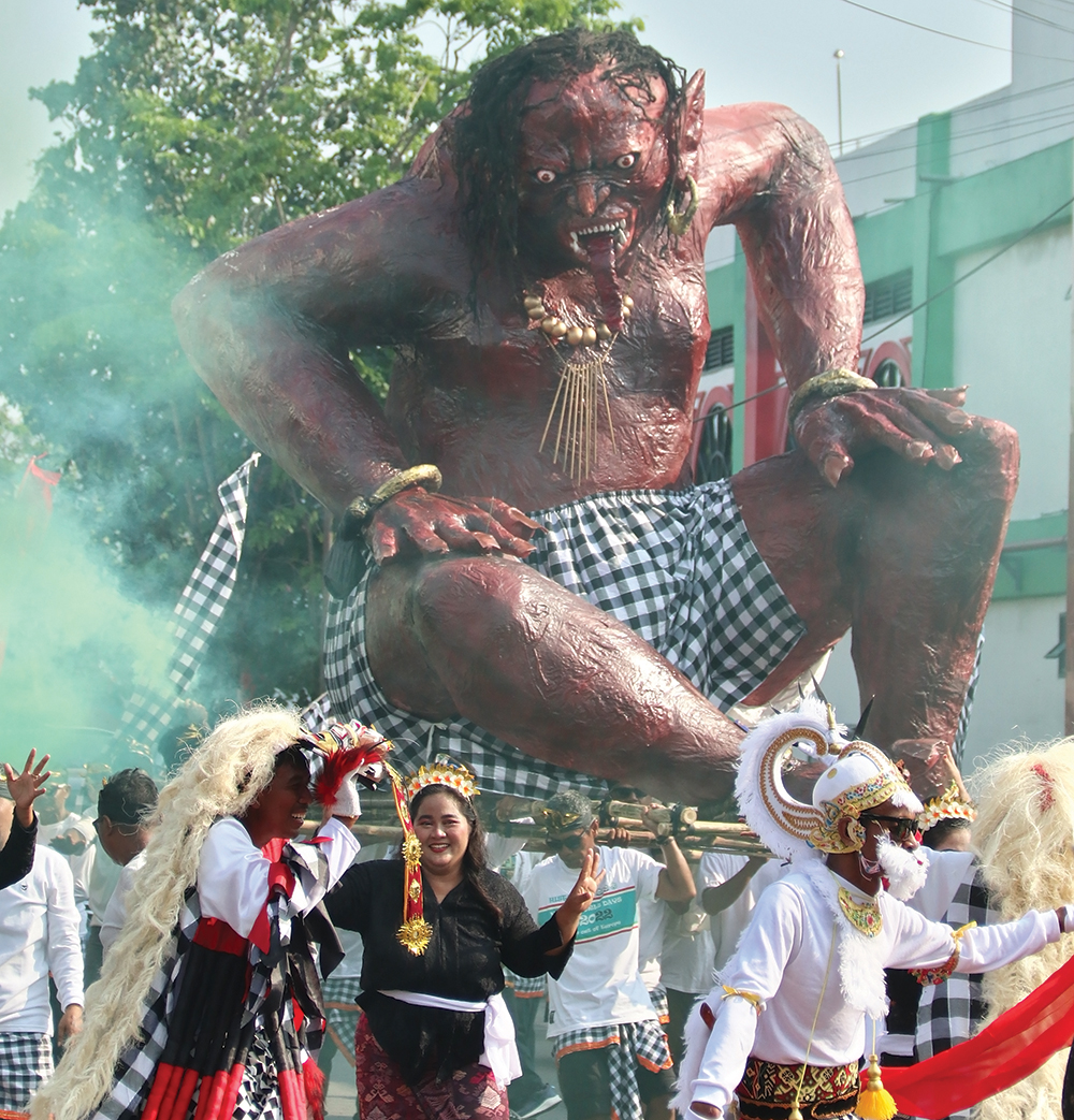 MERIAH: Ogoh-ogoh karya warga Kelurahan Banaran, Kecamatan Kertosono diarak keliling desa saat karnaval.