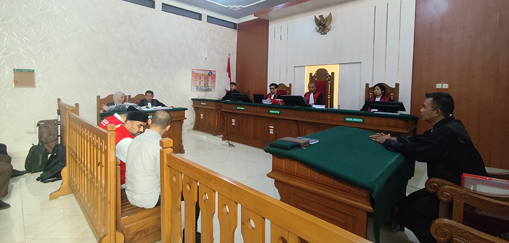 penghipnotis asal Iran menangis saat sidang