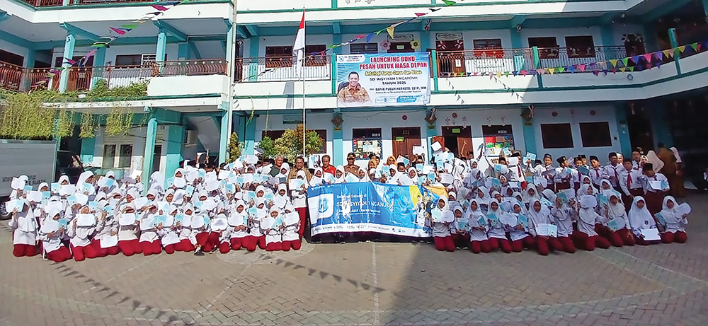SEKOLAH AKTIF LITERASI: Kadisdik Puguh Harnoto dan Kepala SD