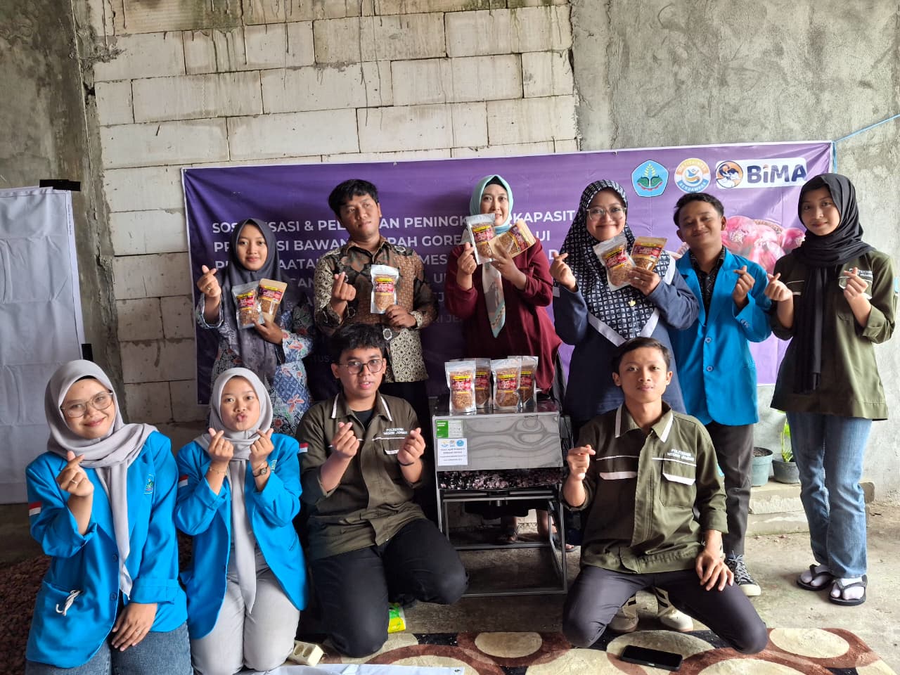 Tim Pengabdian Masyarakat Politeknik Negeri Jember saat meluncurkan sistem pembukuan digital yang membantu UMKM.