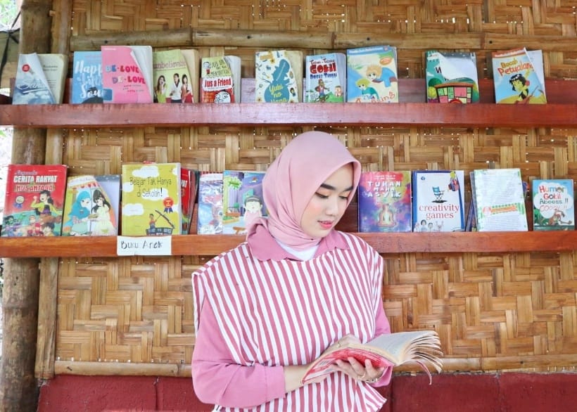 ilustrasi wanita sedang membaca