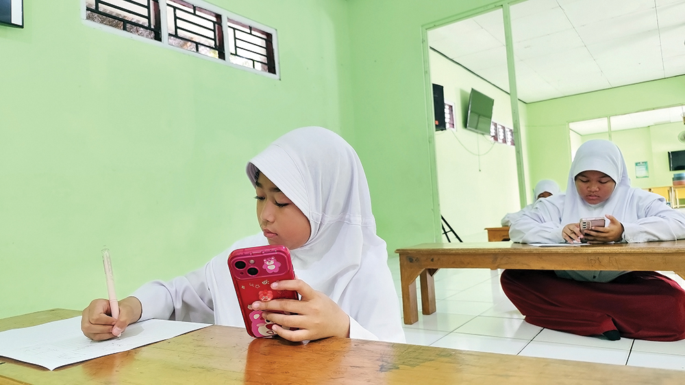 PERCAYA DIRI: Siswi SD Baitul Izzah mengerjakan soal KKA. Hari ini giliran peserta SMP/MTs berlomba.