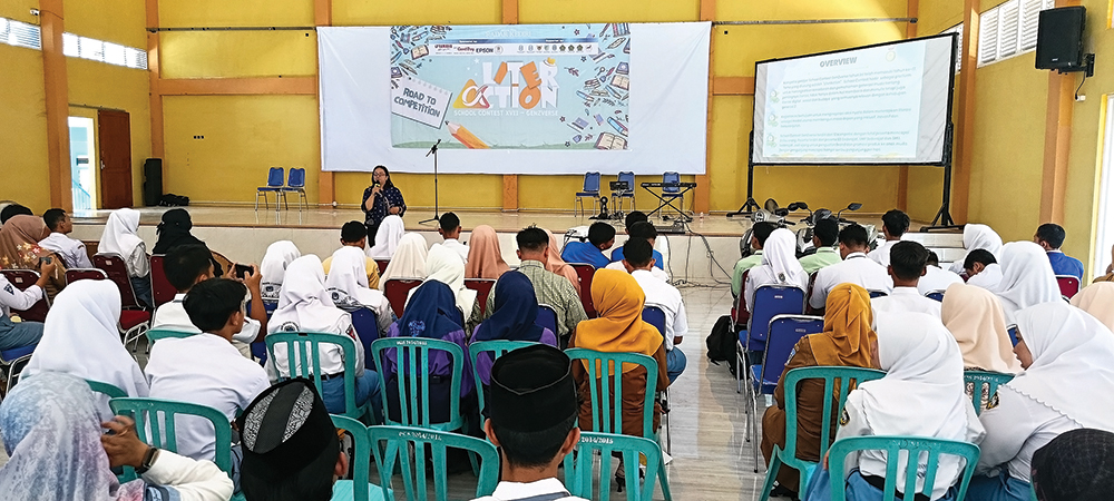 SOSIALISASI: Manajer Offprint JP Radar Kediri Puspitorini Dian menjelaskan tentang lomba di School Contest.