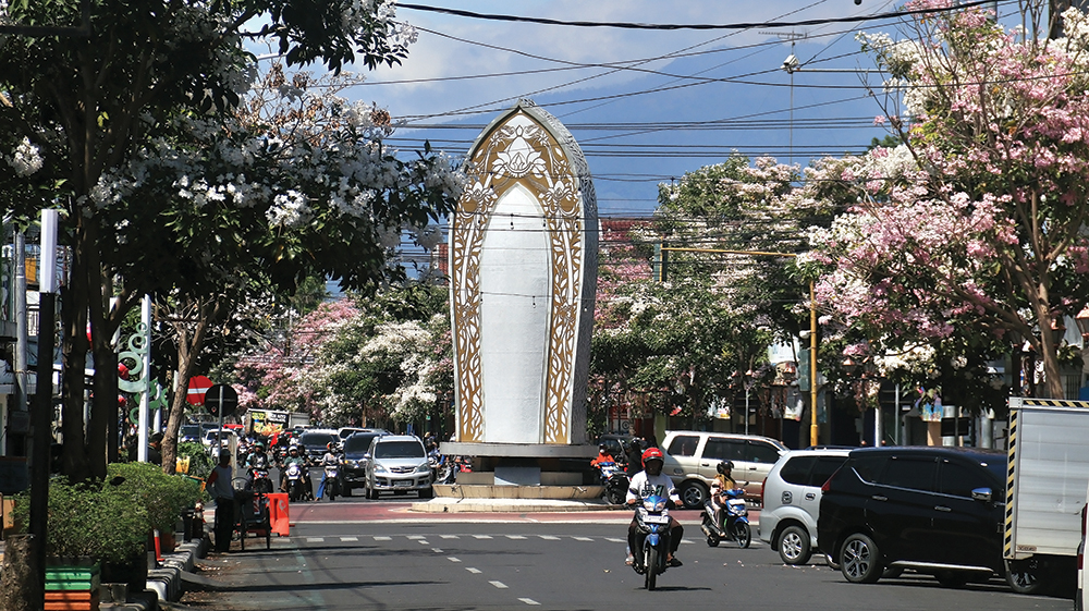 SEPERTI DI JEPANG: Bunga tabebuya terlihat bermekaran di sepanjang Jalan Ahmad Yani Nganjuk kemarin.