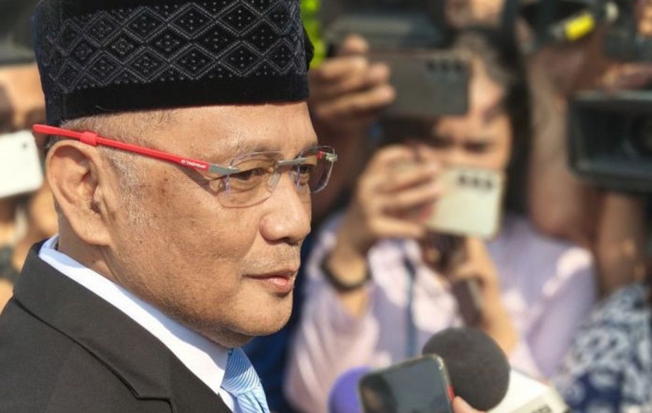 Mentri Irfan Yusuf memberi keterangan di depan media