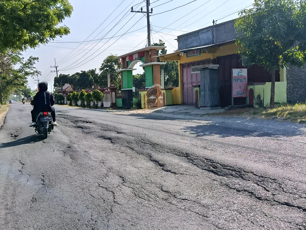 Jalan di Desa Kepanjen, Kecamatan Pace sangat bergelombang dan membahyakan pengendara yang lewat
