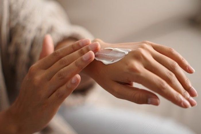 Ilustrasi Pengaplikasian Body Lotion pada Kulit