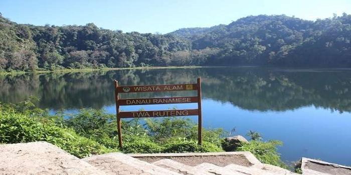 Nikmati kesejukan alam dan keindahan Danau Rana Mese di jantung hutan Ruteng.&rdquo;