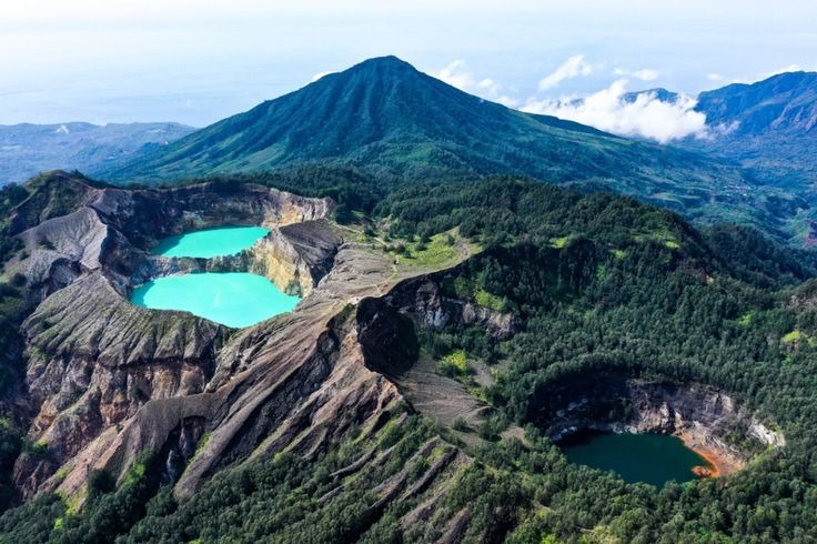 Flores menyimpan rahasia alam yang memukau, Kelimutu jawabannya.
