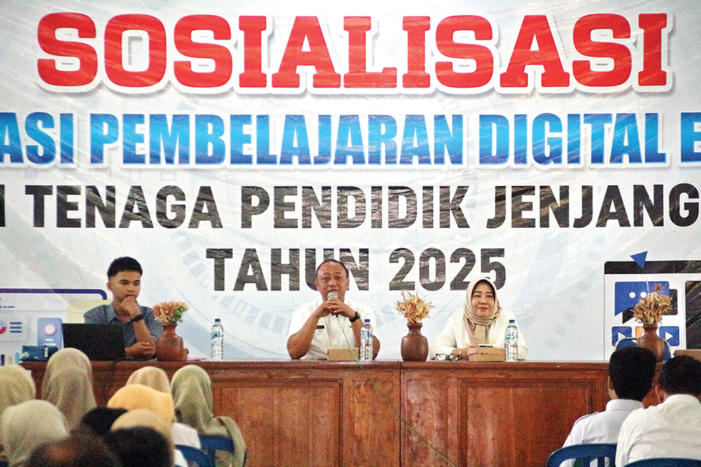 SOSIALISASI: Kabid SMP Disdik Kabupaten Nganjuk Munawir menjelaskan tentang aplikasi pembelajaran digital E-Guru pada pendiik jenjang SMP kemarin.