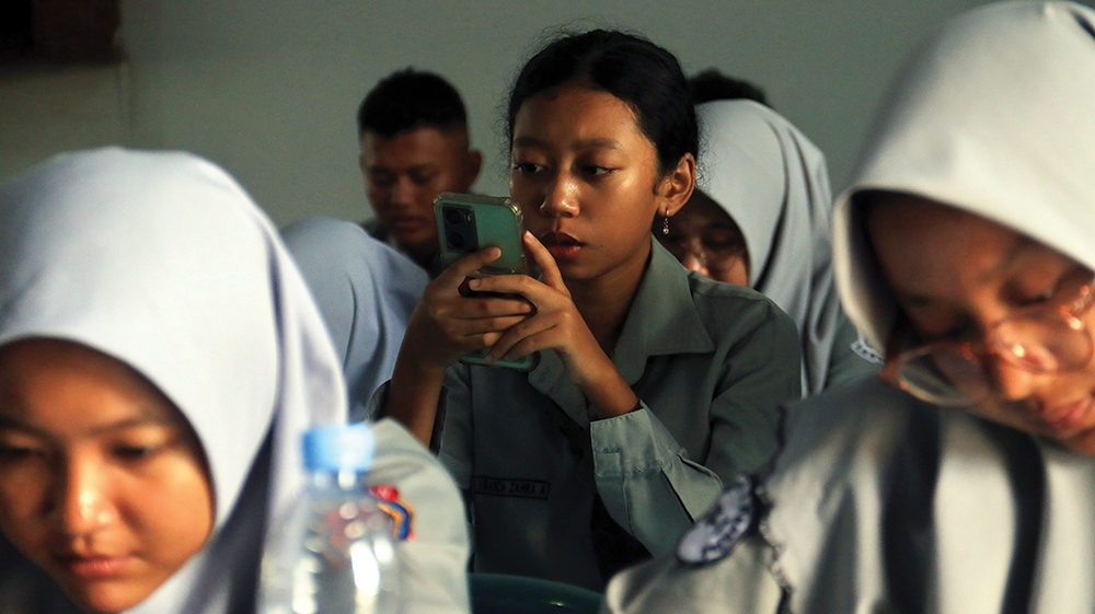 SERIUS: Siswi SMAN 1 Nganjuk mengerjakan soal matematika di babak penyisihan Kompetensi Akademik (KKA) Jawa Pos Radar Kediri. Smasa pasang target juara di KKA tahun ini.