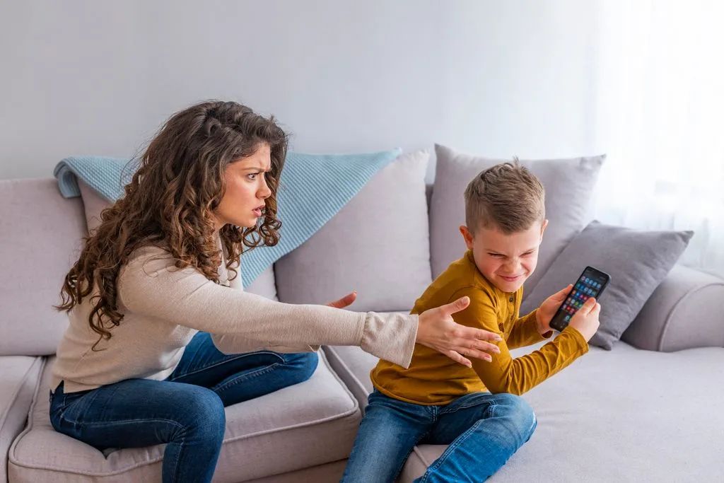 orang tua harus mampu membatasi penggunaan gawai bagi anak-anak mereka