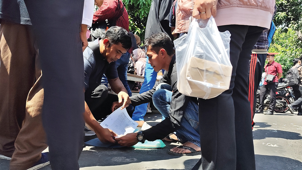 BERURU SKCK: Tenaga honorer yang diumumkan lolos PPPK paruh waktu mengurus Surat Keterangan Catatan Kepolisian (SKCK) di Mapolres Nganjuk kemarin. MCU tidak jadi syarat untuk pengisian