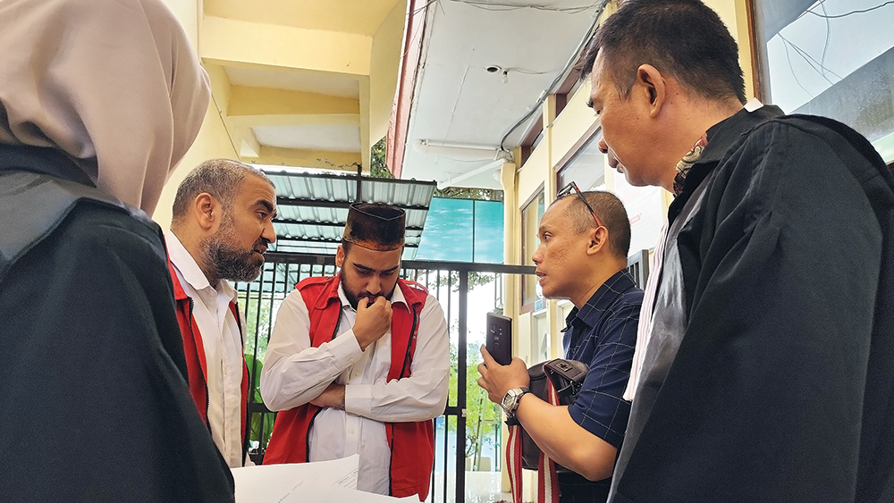 BUTUH PENERJEMAH: Ali dan Erfan asal Iran berdiskusi dengan PH dan penerjemahnya. Mereka divonis lima bulan penjara karena menghipnotis warga Desa Ngrengket, Sukomoro.
