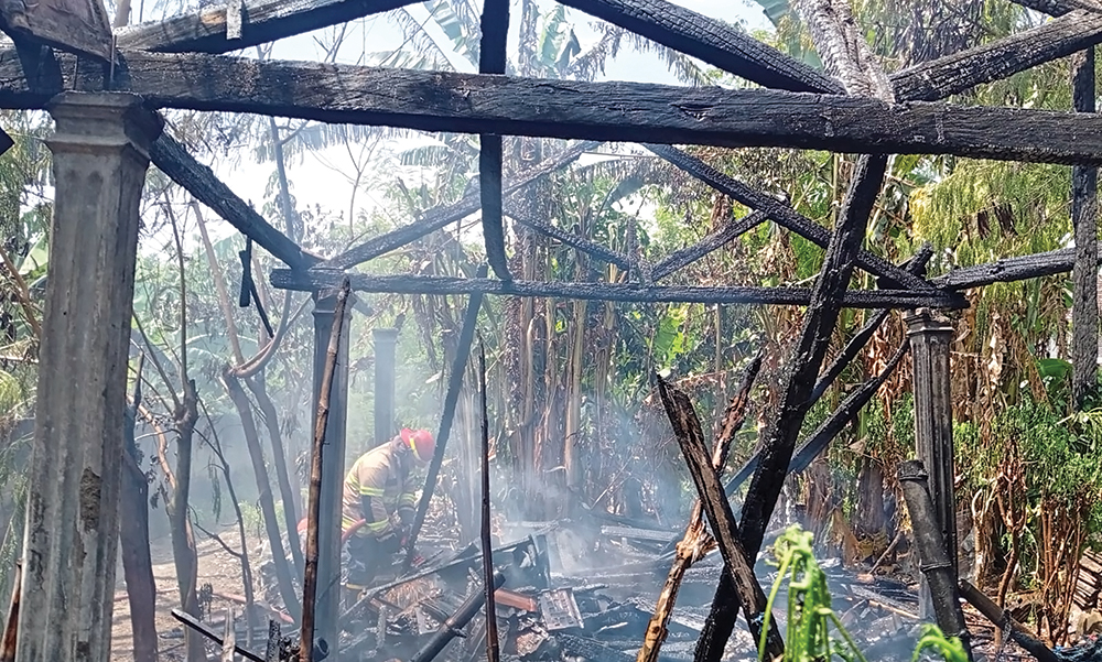 JADI ARANG: Kandang sapi milik warga Desa Gondanglegi, Prambon terbakar. Damkarmat Nganjuk menangani dua kebakaran dalam sehari.
