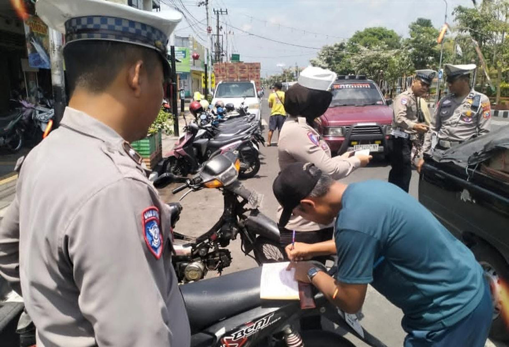 Satuan Lalu Lintas (Satlantas) Polres Nganjuk bersama Dinas Perhubungan (Dishub) Kabupaten Nganjuk menertibkan parkir liar di sepanjang Jalan Ahmad Yani Nganjuk
