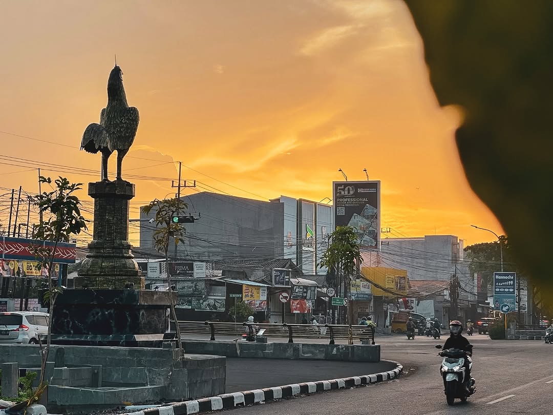 Suasana pagi di bawah langit keemasan Surabaya barat kian ikonik dengan patung baru monumen ayam jago